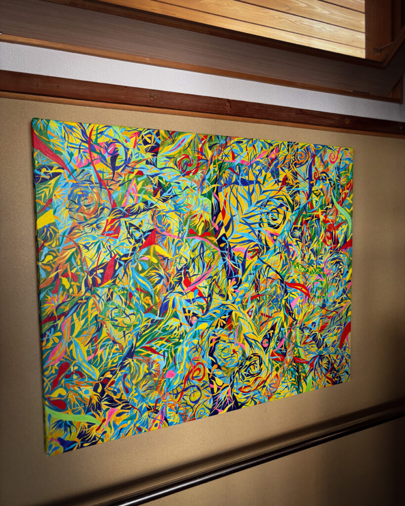 Oratnir(オラトニール)・別府倫太郎によるアクリル抽象絵画作品を実際に注文いただいたお客様のお宅玄関に飾った様子。ボタニカルアートらしさがある。サイズはF40号。