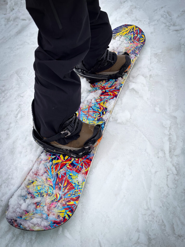奥只見丸山スキー場のゲレンデを滑走するレッドのハンドペイントスノーボード