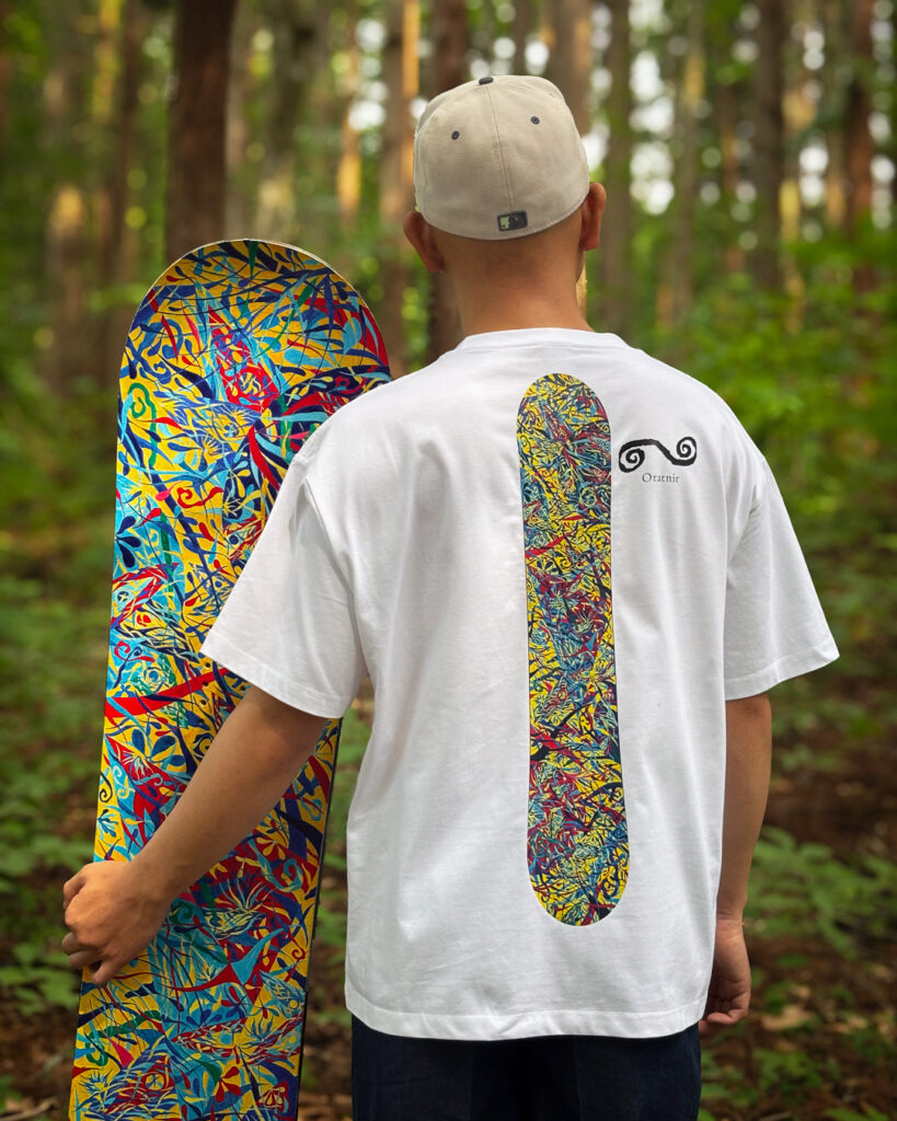 黄色の手描きスノーボードのグラフィックがバックプリントされたTシャツ