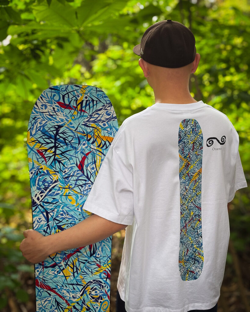 青基調のハンドペイントスノーボード柄を背中にプリントしたTシャツ