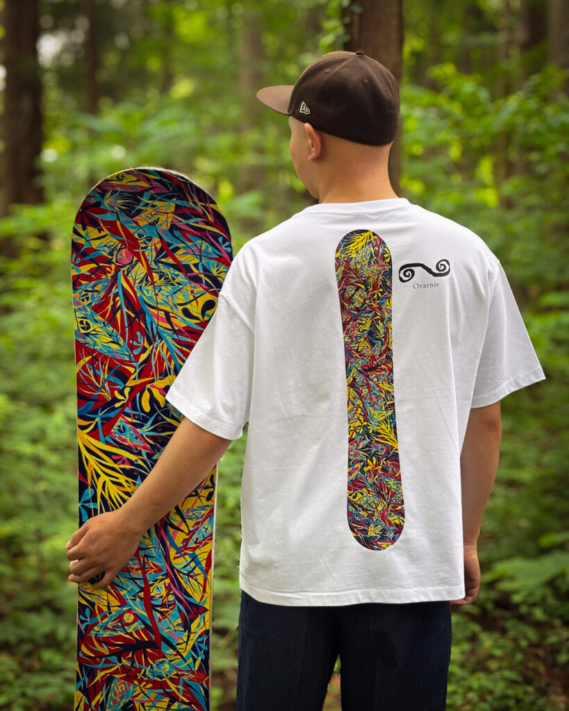 赤いハンドペイントのスノーボードのグラフィックがバックプリントされたTシャツ