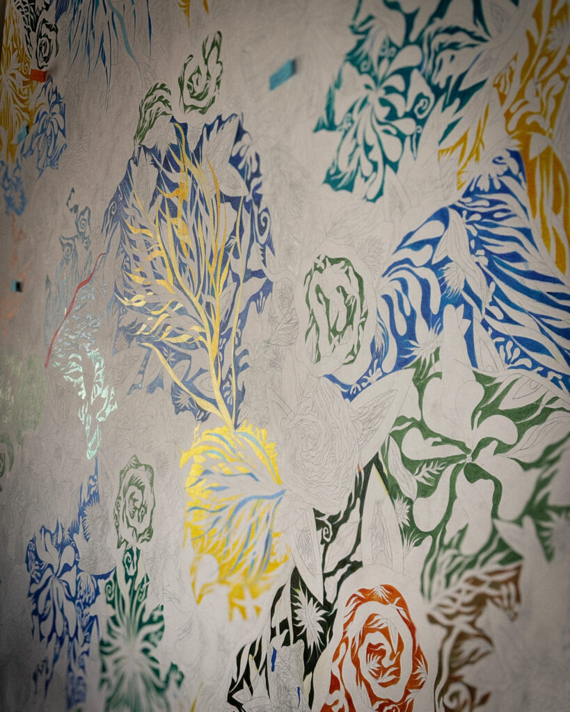 Oratnir(オラトニール)・別府倫太郎によるアクリル抽象絵画作品の制作画像。ゴールデンのヘビーアクリリックのグレージングで描かれた黄色が光に反射している。