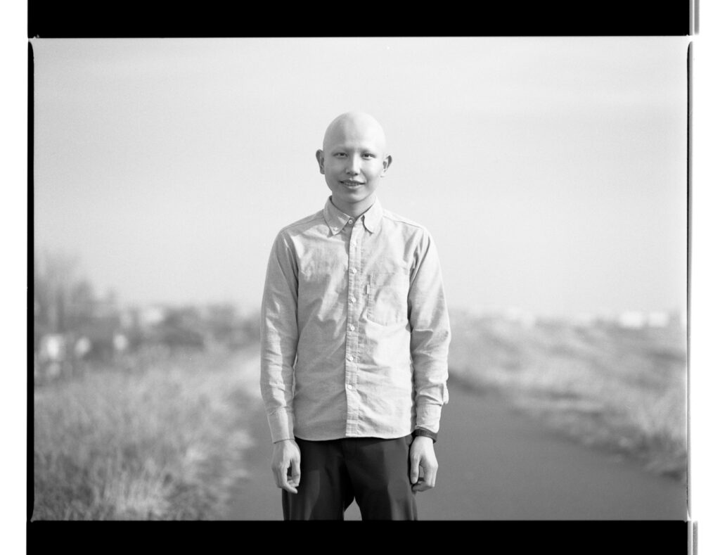 Oratnir(オラトニール）・別府倫太郎のモノクロフィルム写真作品で撮ったプロフィール写真。使用カメラ：[Mamiya m645 1000s ]、フィルム：[ ILFORD HP5 ]